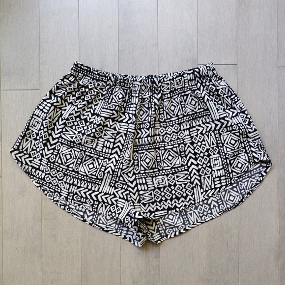 Streetwear Society SWS Black and White Geometric Pattern Boho Shorts Med… - Picture 2 of 7